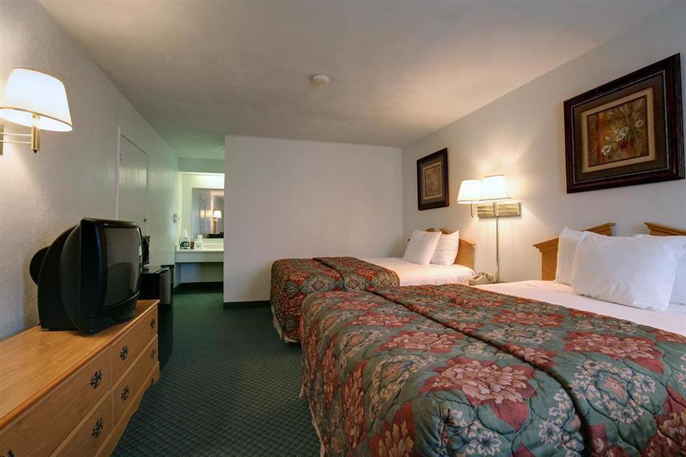 Americas Best Value Inn Uvalde Oda fotoğraf