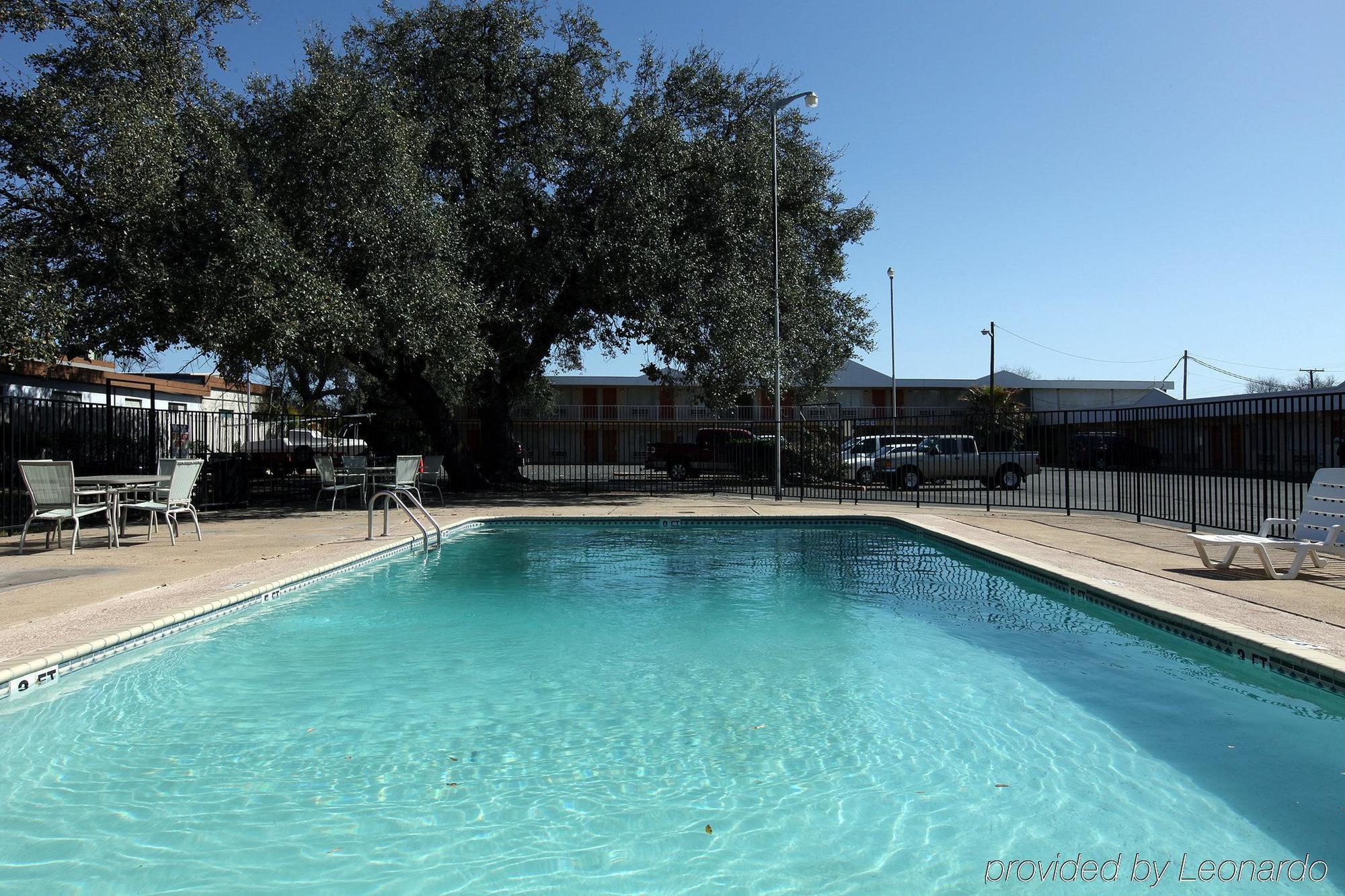 Americas Best Value Inn Uvalde Konforlar fotoğraf