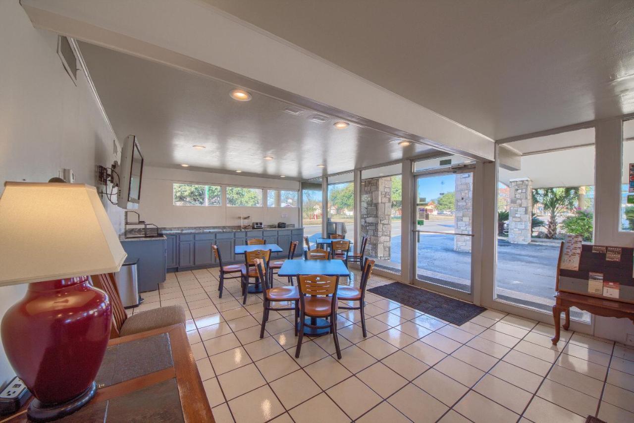 Americas Best Value Inn Uvalde Dış mekan fotoğraf