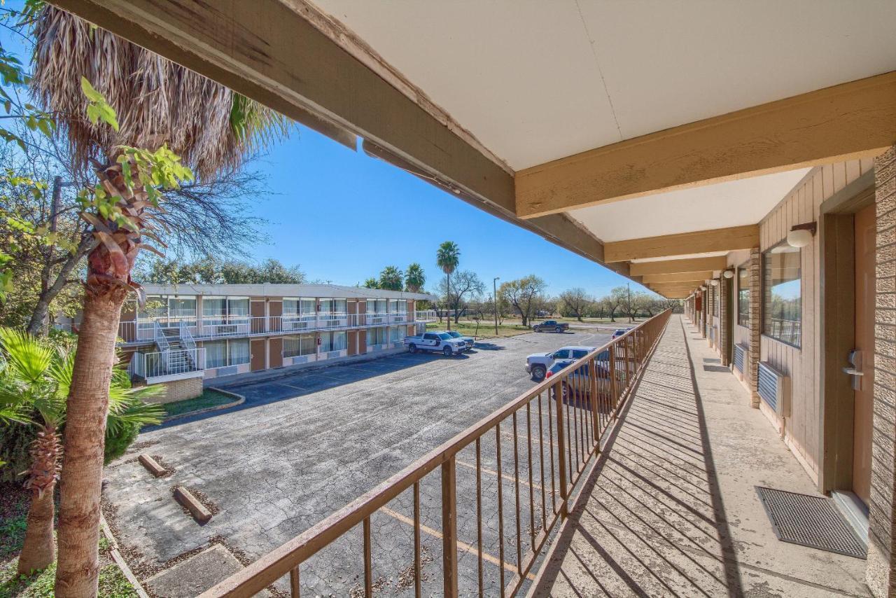 Americas Best Value Inn Uvalde Dış mekan fotoğraf