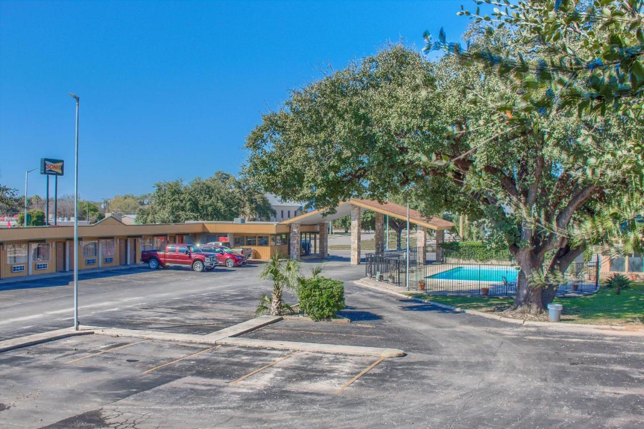 Americas Best Value Inn Uvalde Dış mekan fotoğraf