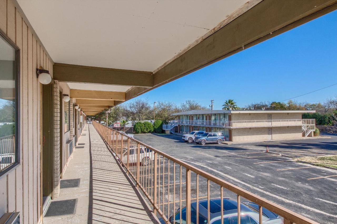 Americas Best Value Inn Uvalde Dış mekan fotoğraf