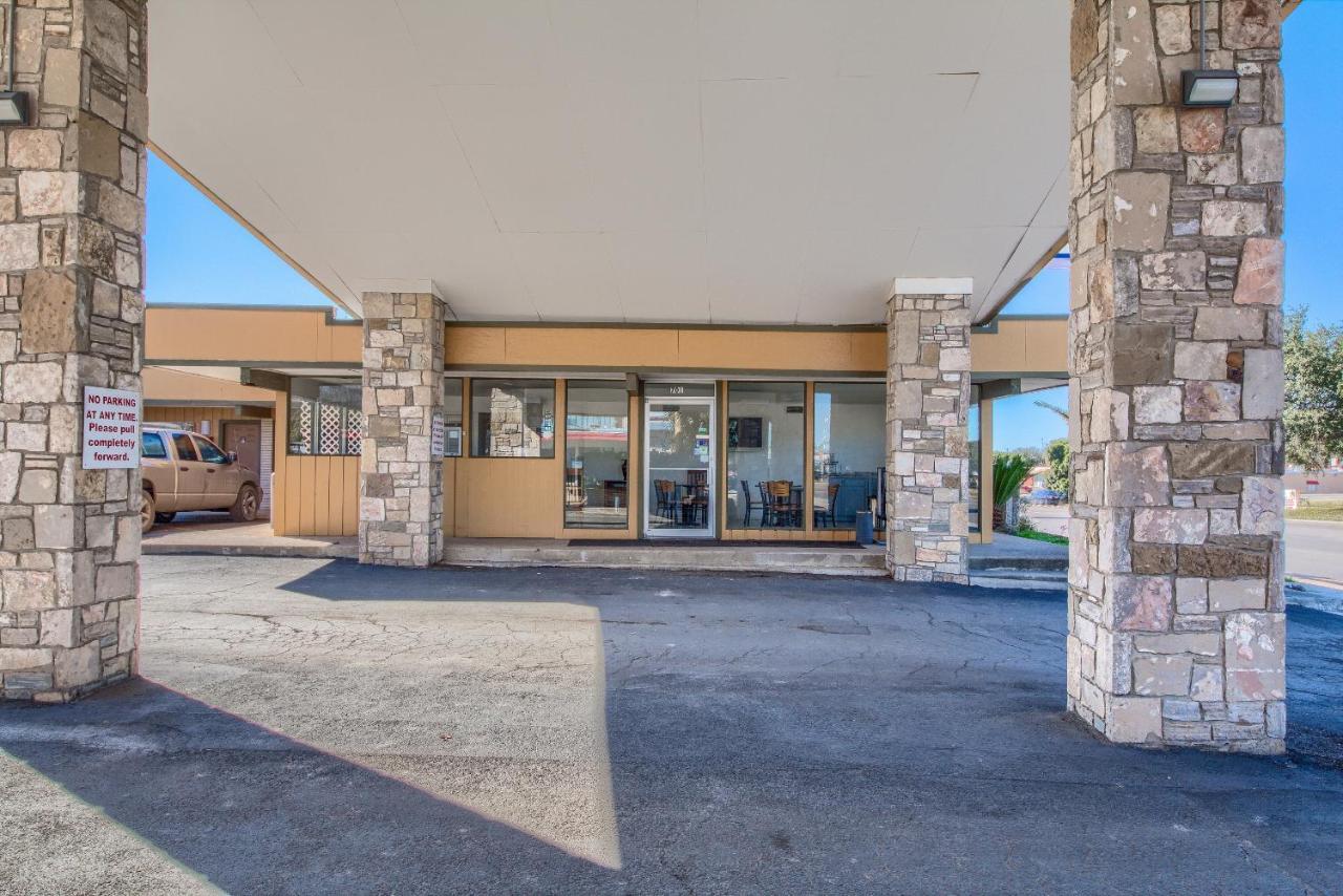 Americas Best Value Inn Uvalde Dış mekan fotoğraf