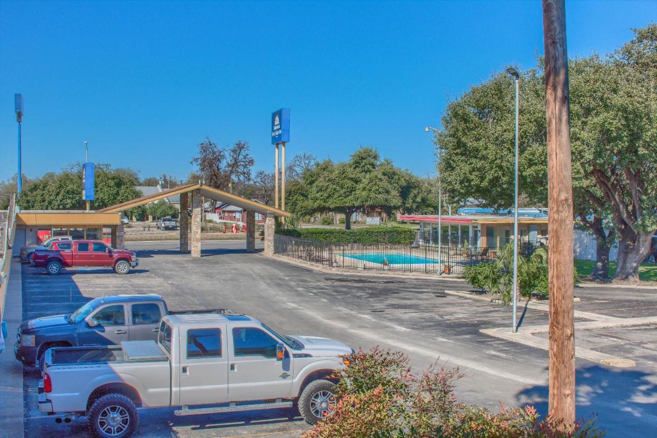 Americas Best Value Inn Uvalde Dış mekan fotoğraf